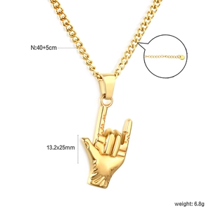 Détail du pendentif geste I Love You sur chaîne dorée avec spécifications de longueur
