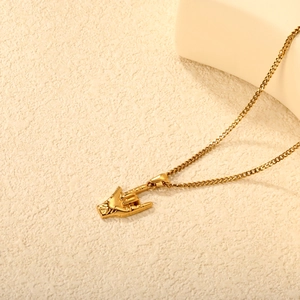 Collier punk en acier inoxydable plaqué or 18 carats avec pendentif geste rock