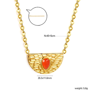 Goldene Edelstahlkette mit gehämmertem Halbkreis-Anhänger und rotem Tropfenstein