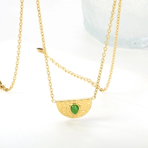 Goldene Edelstahlkette mit strukturiertem Halbmond-Anhänger und grünem Katzenauge