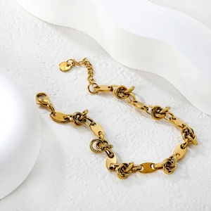 Minimalist gold-plated stainless steel chain bracelet with oval links and lobster clasp