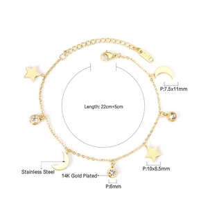 Dettaglio bracciale in acciaio inossidabile placcato oro 14K con ciondoli stella e luna