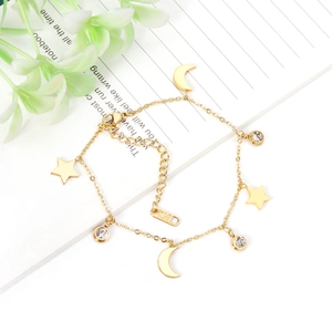 Dettaglio del bracciale in acciaio inossidabile placcato oro 14K con stelle e lune