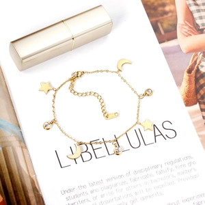 Dettaglio del bracciale celeste placcato oro 14K con chiusura a moschettone e zirconi