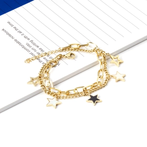 Dettaglio del bracciale a doppio strato placcato oro 14K con ciondoli a stella