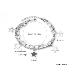 Dettaglio del bracciale con ciondoli a stella con catena regolabile da 17cm più 3cm