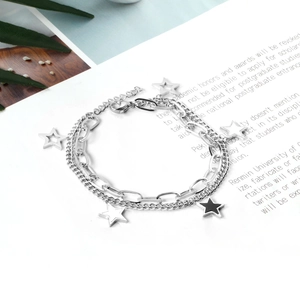 Macro di bracciale a doppia catena argentata con ciondoli a stella e chiusura a moschettone