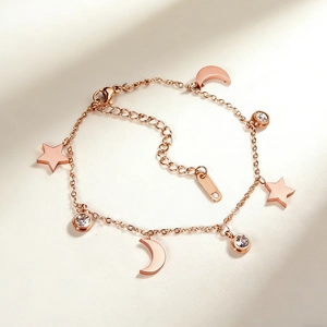 Elegante bracciale in acciaio inossidabile placcato oro 14K con ciondoli stella e luna