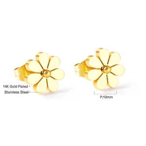 Dettaglio degli orecchini a margherita da 10 mm in acciaio placcato oro 14K