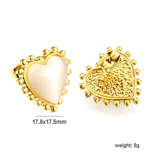 Détail des boucles d'oreilles cœur œil-de-chat avec bordure perlée dorée et dimensions