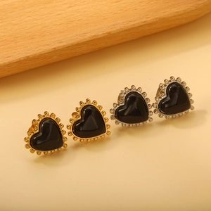 Gros plan détaillé de boucles d'oreilles cœur avec bordure perlée dorée et argentée