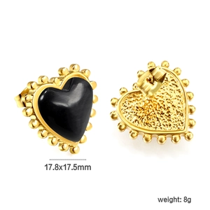 Détails des boucles d'oreilles cœur avec bordure perlée dorée et revers à motif alvéolé