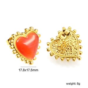 Vue détaillée des boucles d'oreilles cœur en pierre œil de chat doré avec dimensions