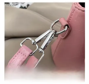 Nahaufnahme der silbernen Metallschließe an der rosa Damenhandtasche aus Ölwachsleder