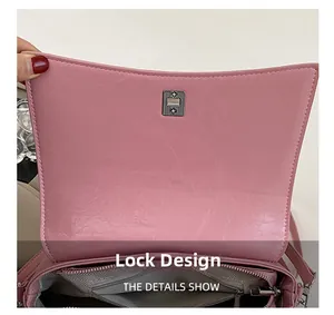 Details der rosa Umhängetasche aus Knautschleder mit Silberverschluss und Innentasche