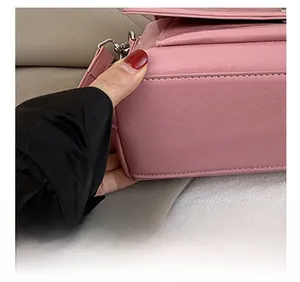 Detail der präzisen Nähte und Vintage-Lederstruktur der rosa Achseltasche