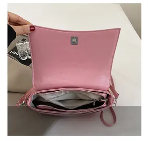 Detailansicht der pinkfarbenen Ledertasche mit Innenfächern und Reißverschlusstasche