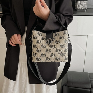 Retro printed bucket bag with wide shoulder strap and horseshoe metallic clasp for women
