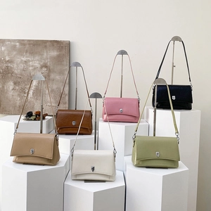 Retro-Wachsleder Umhängetaschen für Damen in sechs Farben auf minimalistischen Podesten