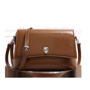 Vintage braune Schultertasche aus Wachsleder mit Metallverschluss auf weißem Hintergrund