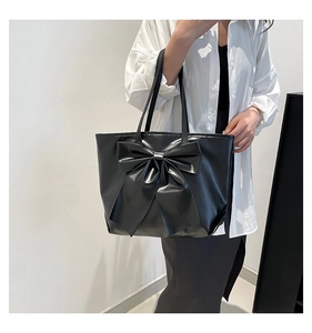 Detailansicht der großen schwarzen Schleifen-Tote-Bag aus weichem PU-Leder mit Schultergurt
