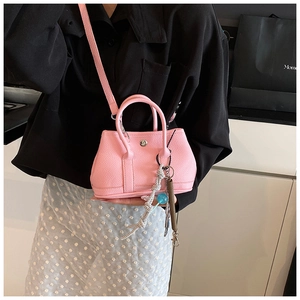 Mini sac cabas en cuir rose grainé avec pendentif tissé et fine bandoulière réglable