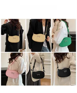 Dettagli di borse a tracolla intrecciate con fiocco in stile francese beige, verdi e rosa