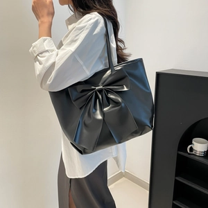 Schwarze Shopper-Tasche mit großer Schleife aus glänzendem Kunstleder für Damen
