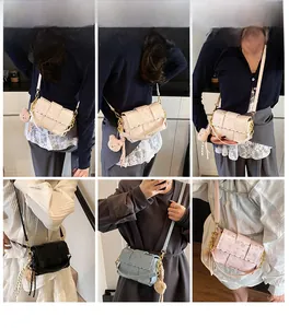 Vues détaillées du sac bandoulière tissé avec breloque ours en peluche en quatre coloris