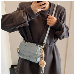 Sac à bandoulière bleu clair avec motifs animaux embossés et pendentif ours en peluche