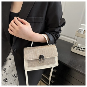 Détail du sac à main carré pailleté champagne avec fermoir métallique et bandoulière