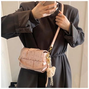 Sac bandoulière tissé rose avec imprimés dessins animés et charmant ours en peluche