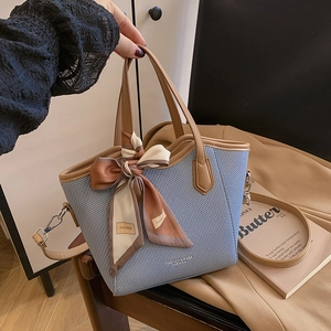 Sac Seau pour Femmes en Cuir PU Tressé Avec Foulard en Soie Décoratif et Bandoulière Réglable Sac à Main Décontracté