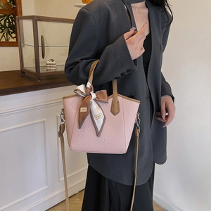 Sac seau rose tissé avec nœud en foulard de soie et bandoulière réglable