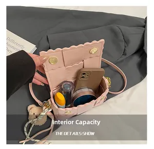 Détail de la capacité interne du sac tressé rose avec des bords festonnés