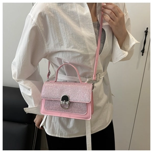 Detailansicht der rosa Glitzerklappe am Lederhandtasche mit ovalem Metallschloss