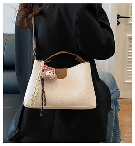 Détails du sac cabas blanc en cuir grainé avec anses marron et pendentif ours mignon