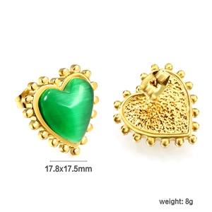 Vue détaillée des boucles d'oreilles cœur en œil de chat avec bordure perlée dorée