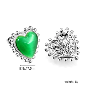Détail des boucles d'oreilles cœur en œil de chat avec bord perlé et dimensions