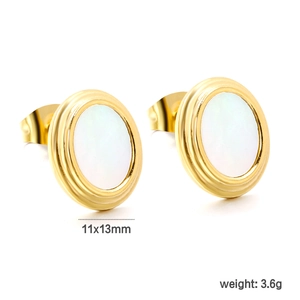 Détail des boucles d'oreilles ovales en or 18K avec nacre blanche, 11x13mm, poids 3,6g