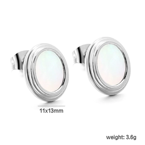 Détail des boucles d'oreilles ovales en acier inoxydable avec nacre blanche 11x13mm