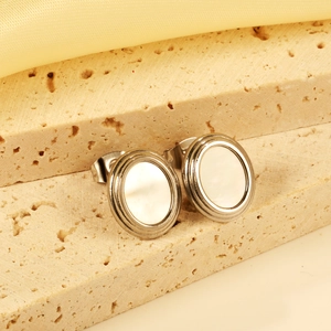 Boucles d'oreilles ovales plaquées or 18 carats avec nacre blanche et bords en métal texturé