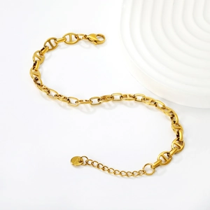 Elegant gold-plated stainless steel pig nose link chain bracelet with a secure lobster clasp