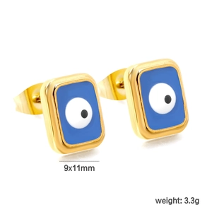 Detail van gouden rechthoekige evil eye oorknopjes met blauw emaille, maat 9x11mm