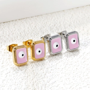 Details van rechthoekige roze emaille oorknopjes met boze oog in goud en zilver