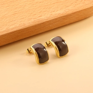 Boucles d'oreilles rectangulaires en acier doré et émail marron au design minimaliste