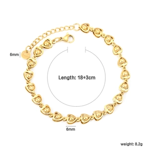 Detailed view of heart-shaped link chain bracelet with dimensions 18+3cm in gold finish