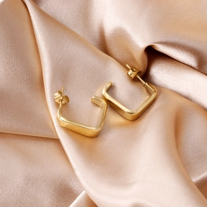 Boucles d'oreilles carrées évidées en forme de C en or 14K sur fond de satin soyeux