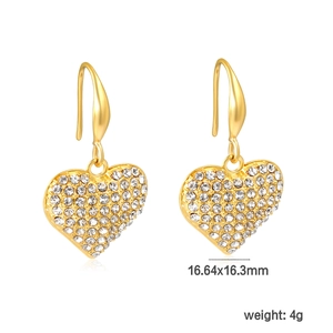 Vue détaillée des boucles d'oreilles cœur dorées avec zircon blanc, 16,64x16,3 mm