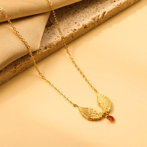 Collier en acier inoxydable plaqué or 18K avec pendentif ailes d'ange et zircon rouge